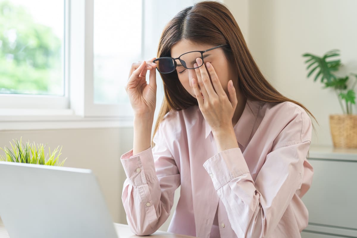 目を押さえる女性