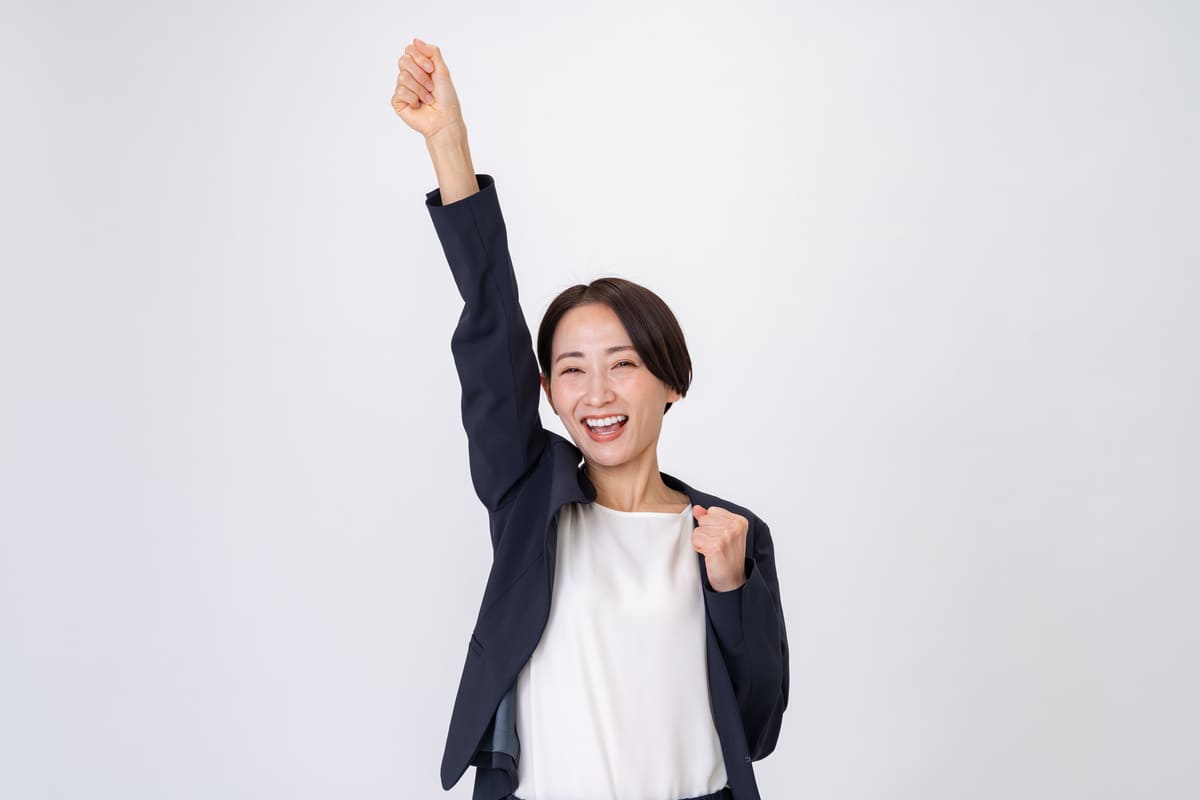 右腕を高くあげる女性