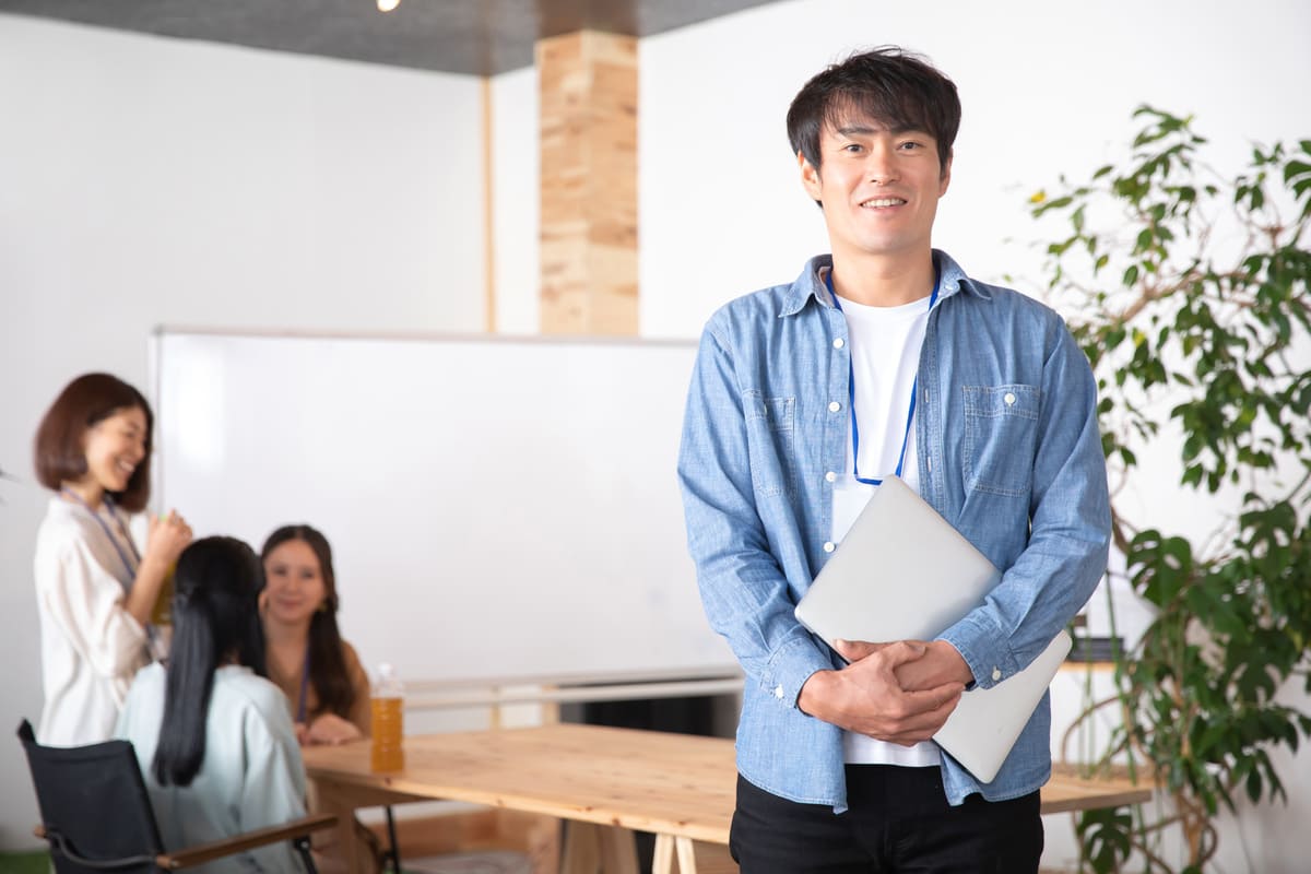 ノートパソコンを持ったビジネスマン