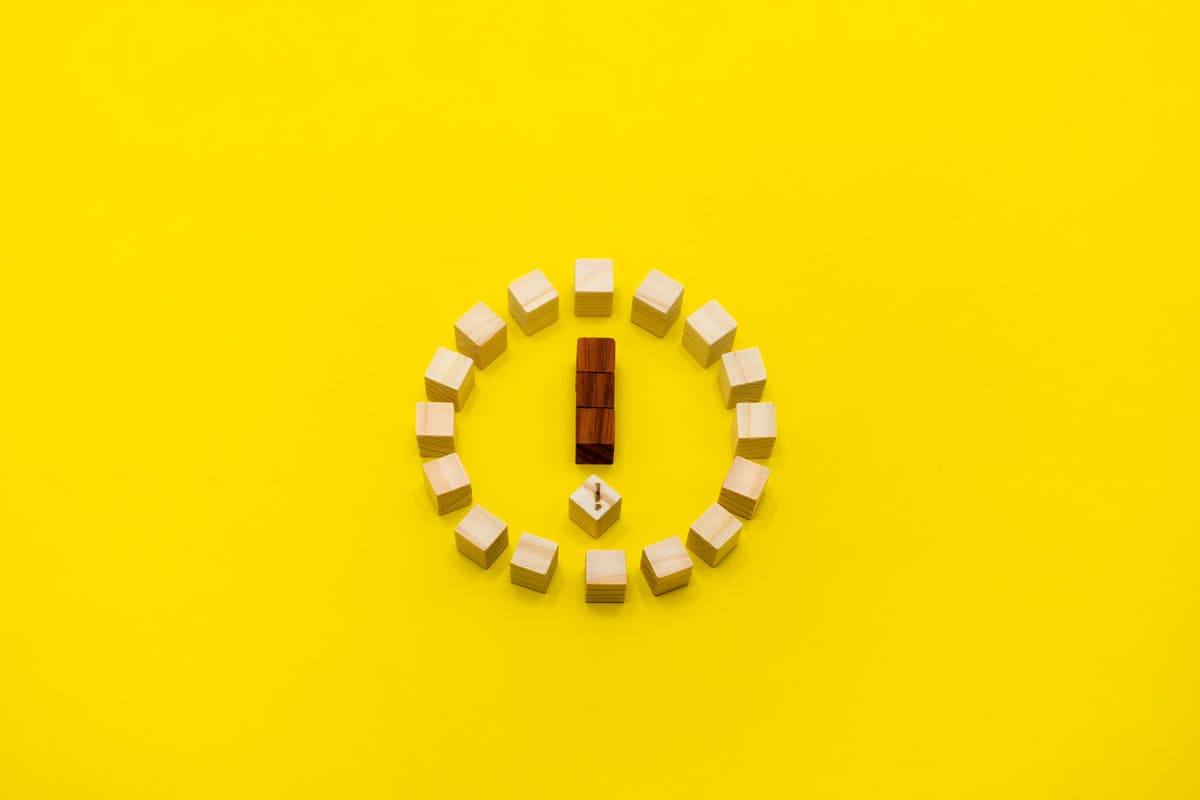 黄色の背景と積み木