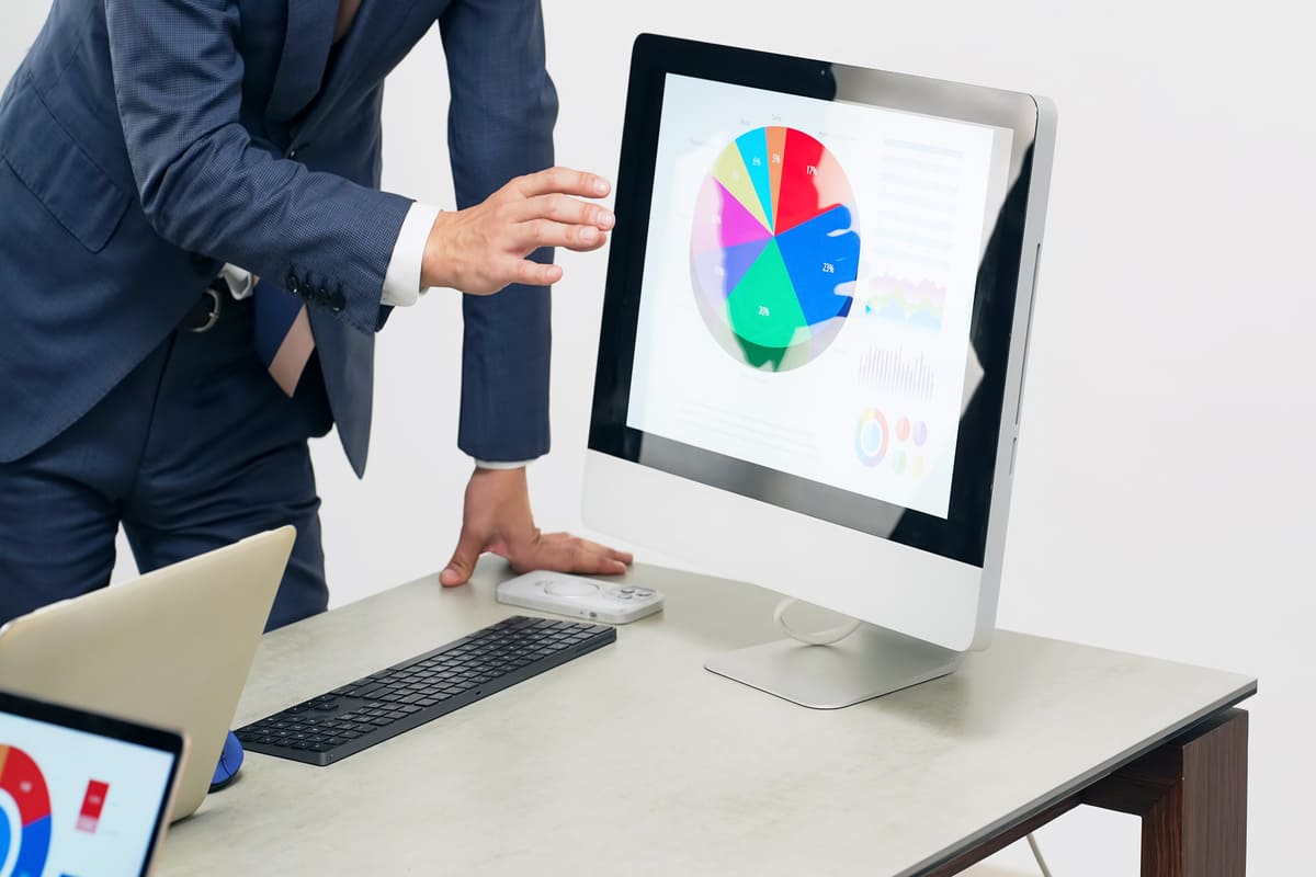 PC画面を説明する男性