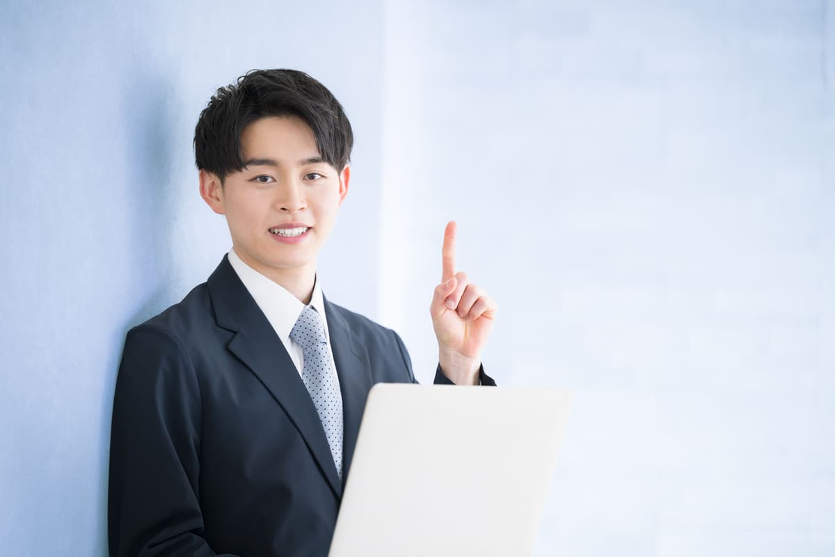 パソコンを持つ男性