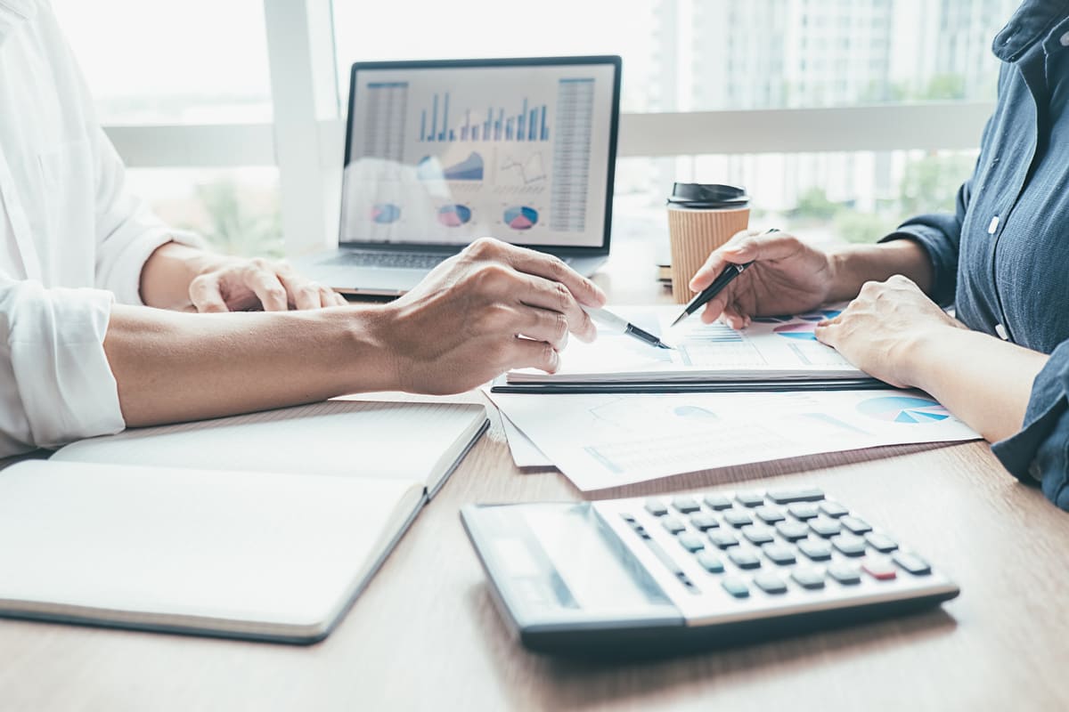 オフィスで打ち合わせ