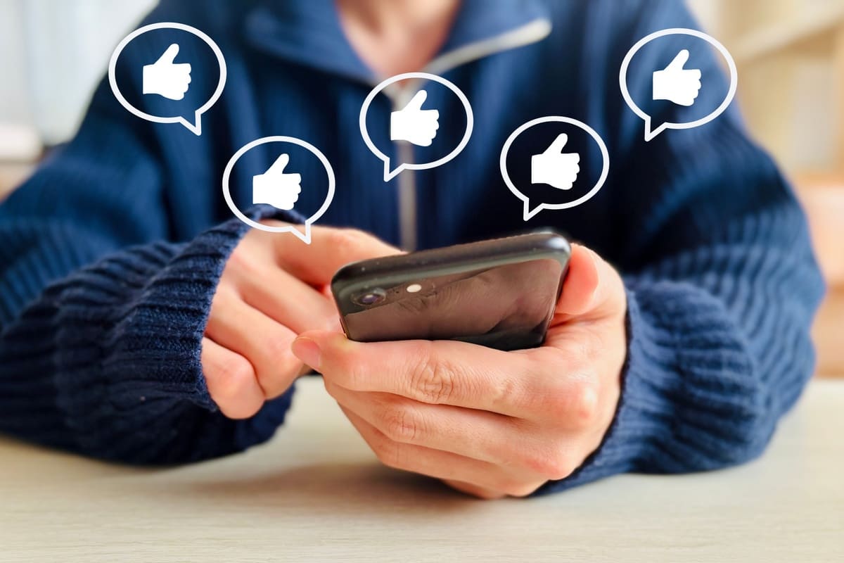スマホで高評価する男性