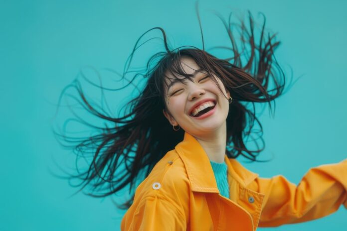 黄色い服の女性