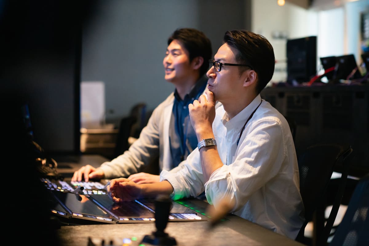 TV局で映像制作を行うミドルと若い男性