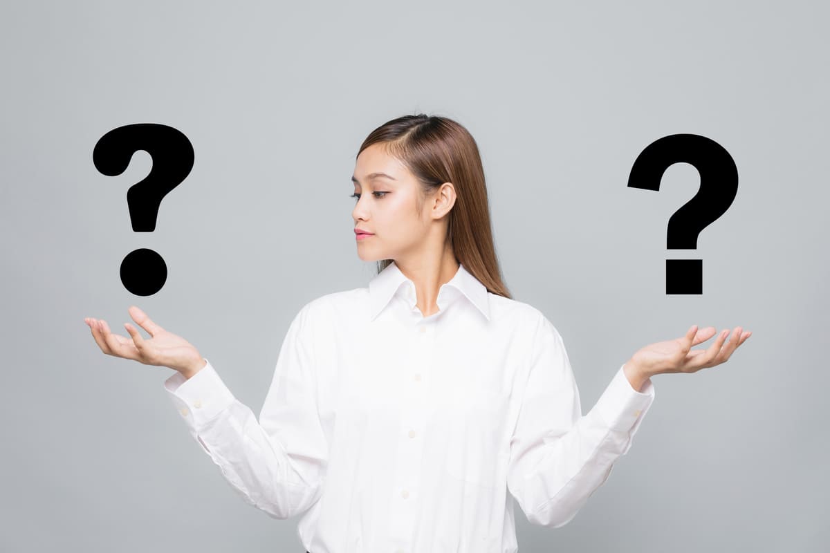 比べる白服の女性