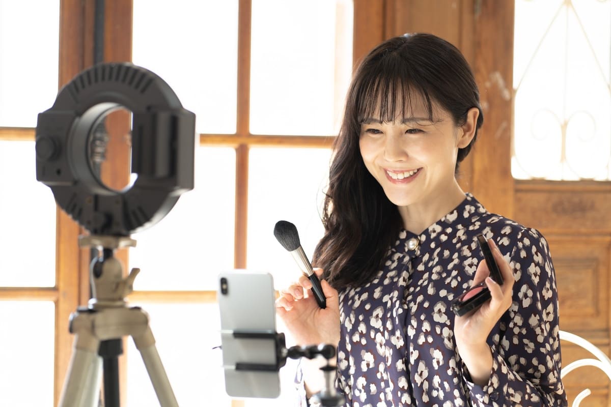 メイクの配信をする女性