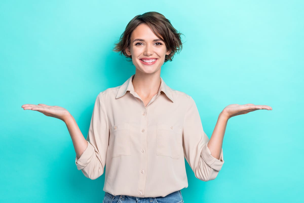 両手を上げる外国人女性