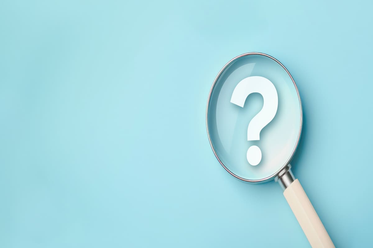 虫眼鏡に白クエスチョンマーク