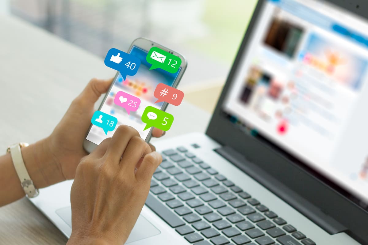 スマホでSNSの通知確認