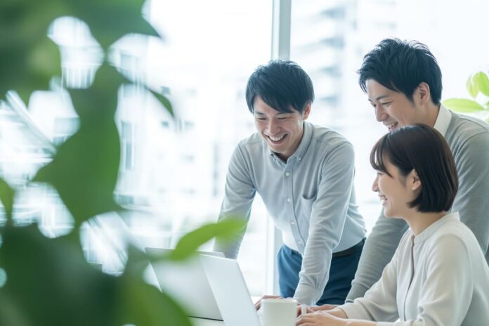 オフィスで打ち合わせをする日本人ビジネスチーム