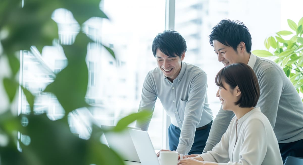 オフィスで打ち合わせをする日本人ビジネスチーム