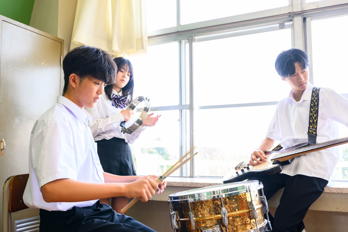 学園祭のために楽器練習をする生徒