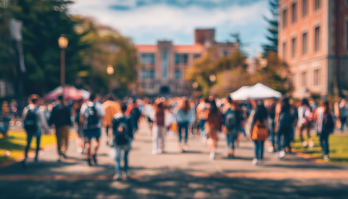 大学祭に集まる人々