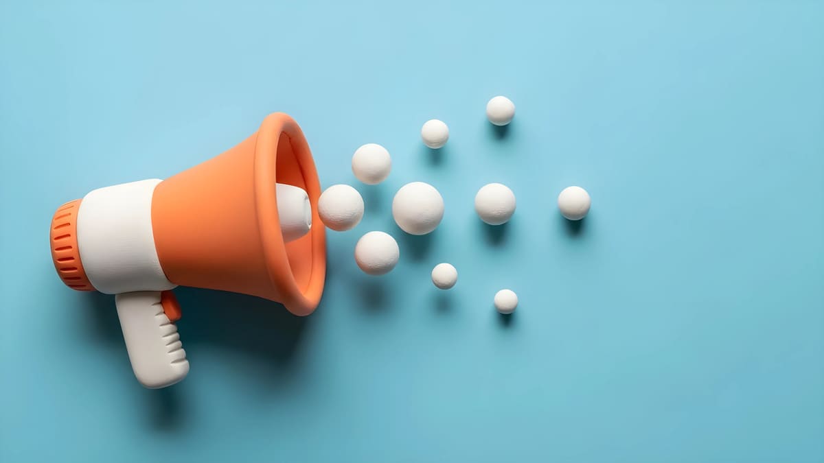 メガホンで情報を広めているイメージ画像