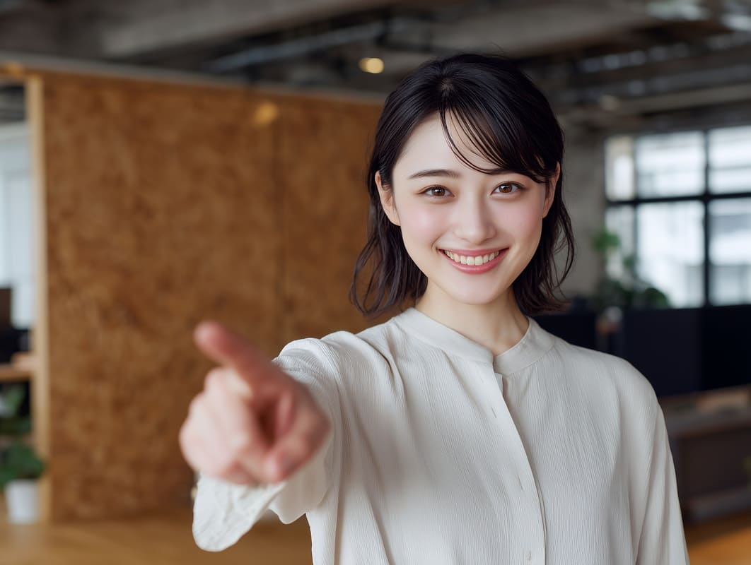 笑顔で人差し指を立てる女子大生