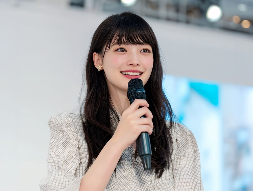マイクを持って話す若い女性