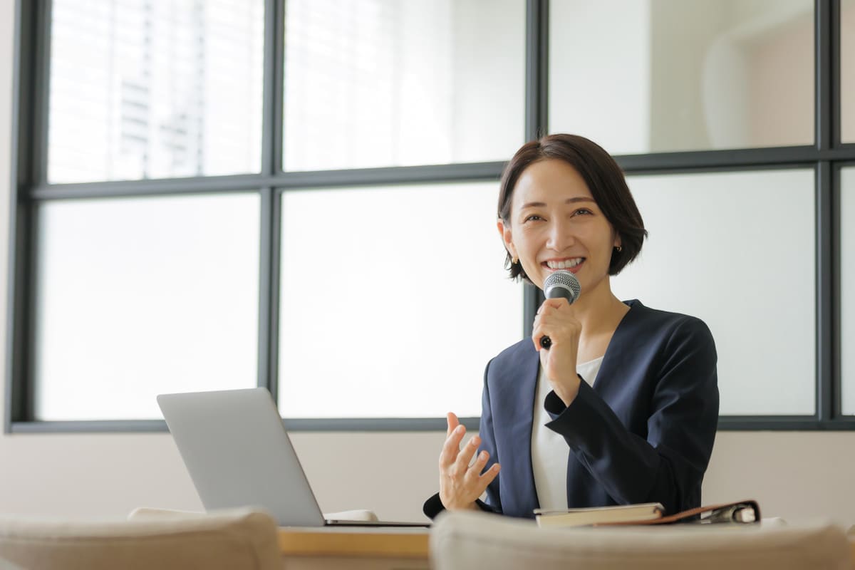 トークする女性起業家イメージ