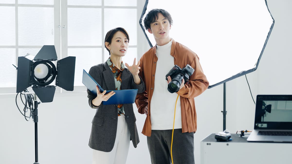 男性カメラマンと女性デザイナー