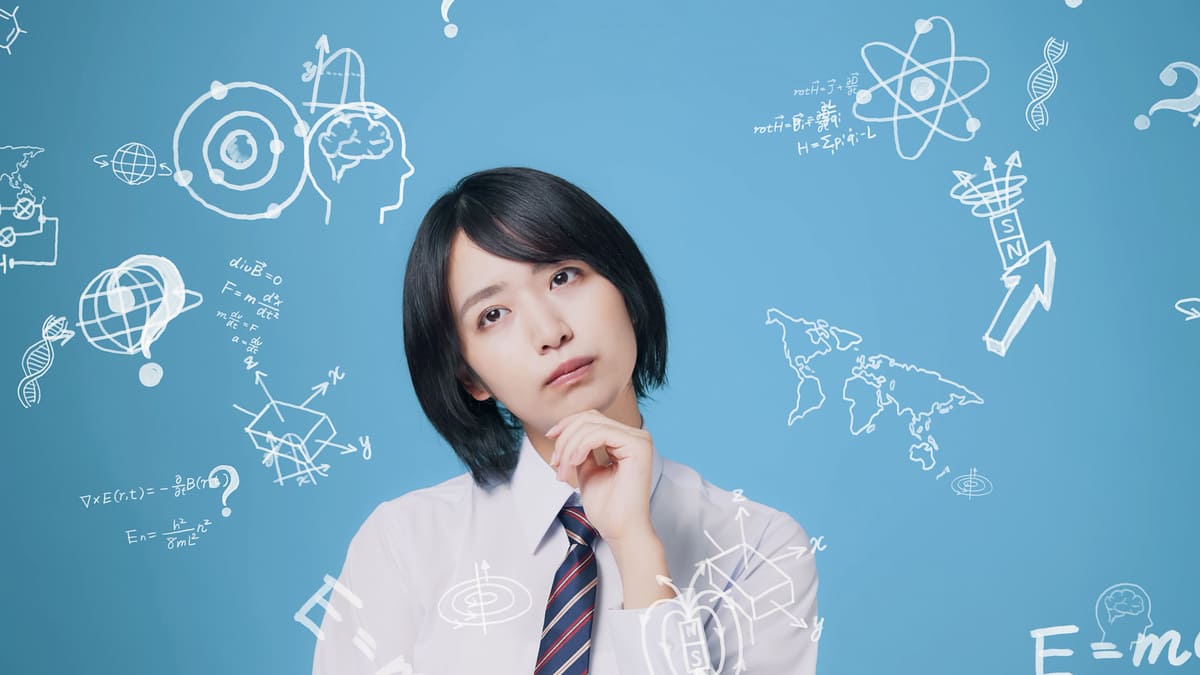 考える女子学生
