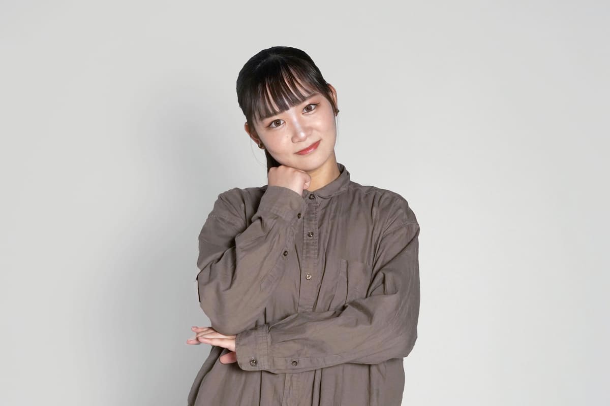 考える女性