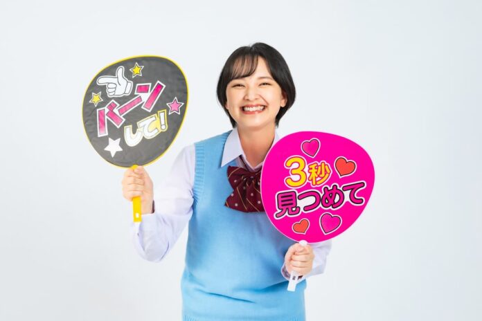 推し活うちわを持った女子学生