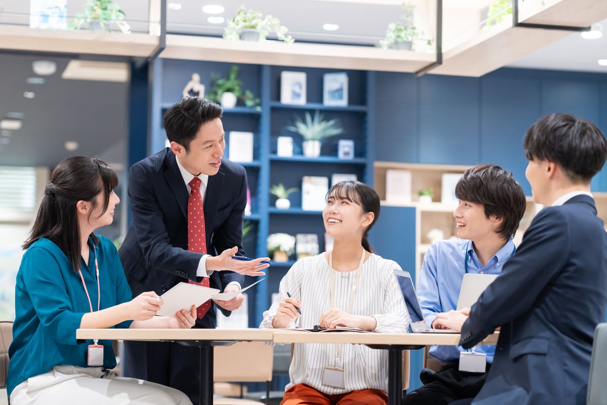 オフィスで会議をするビジネスマン