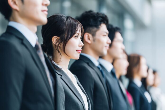 整列する新入社員