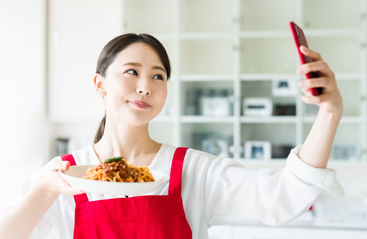 料理を自撮りする女性