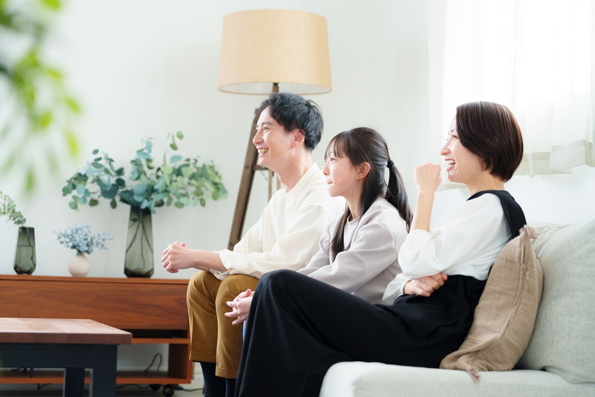 テレビ視聴する3人家族