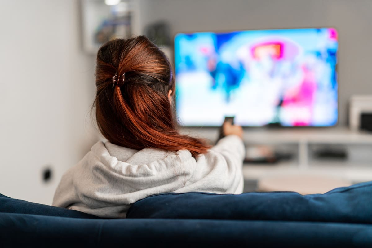 ソファでテレビを見る女性