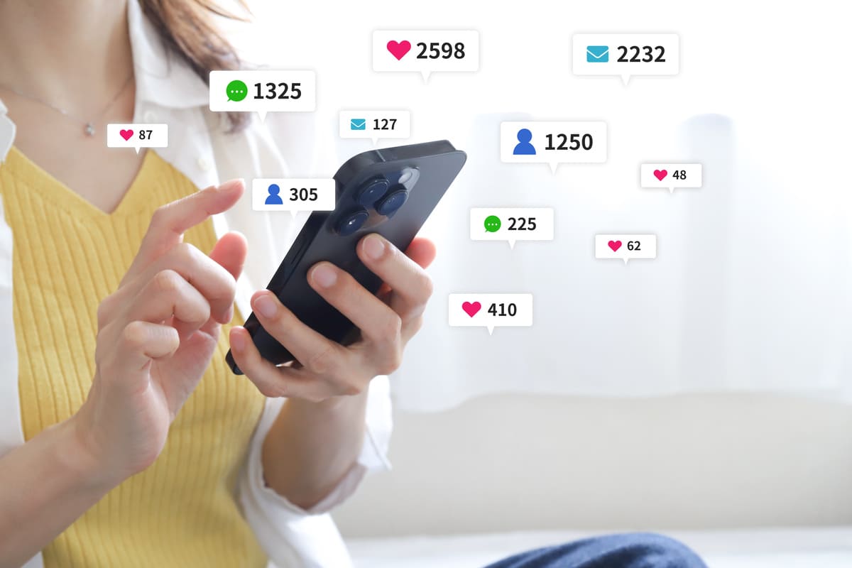 スマホでSNSする女性