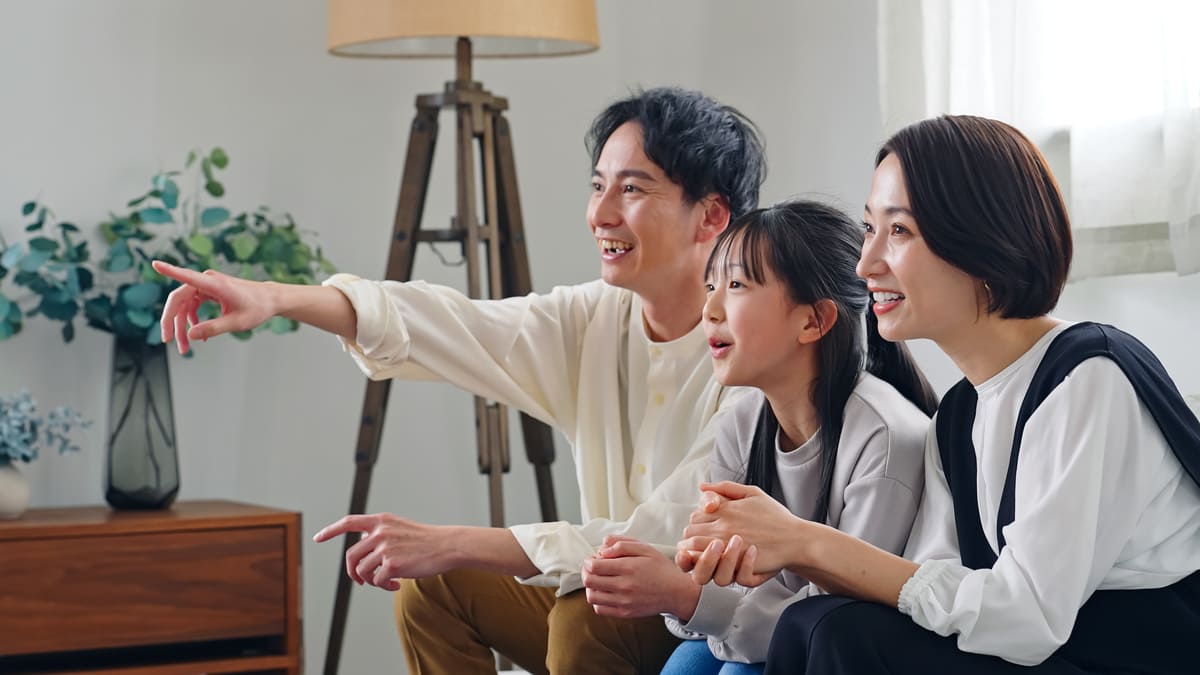 リビングルームでテレビを見る親子