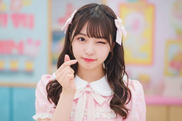 キュートなウインクとハートポーズのアイドル
