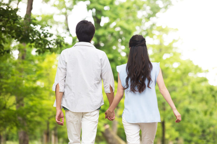 並んで歩く夫婦