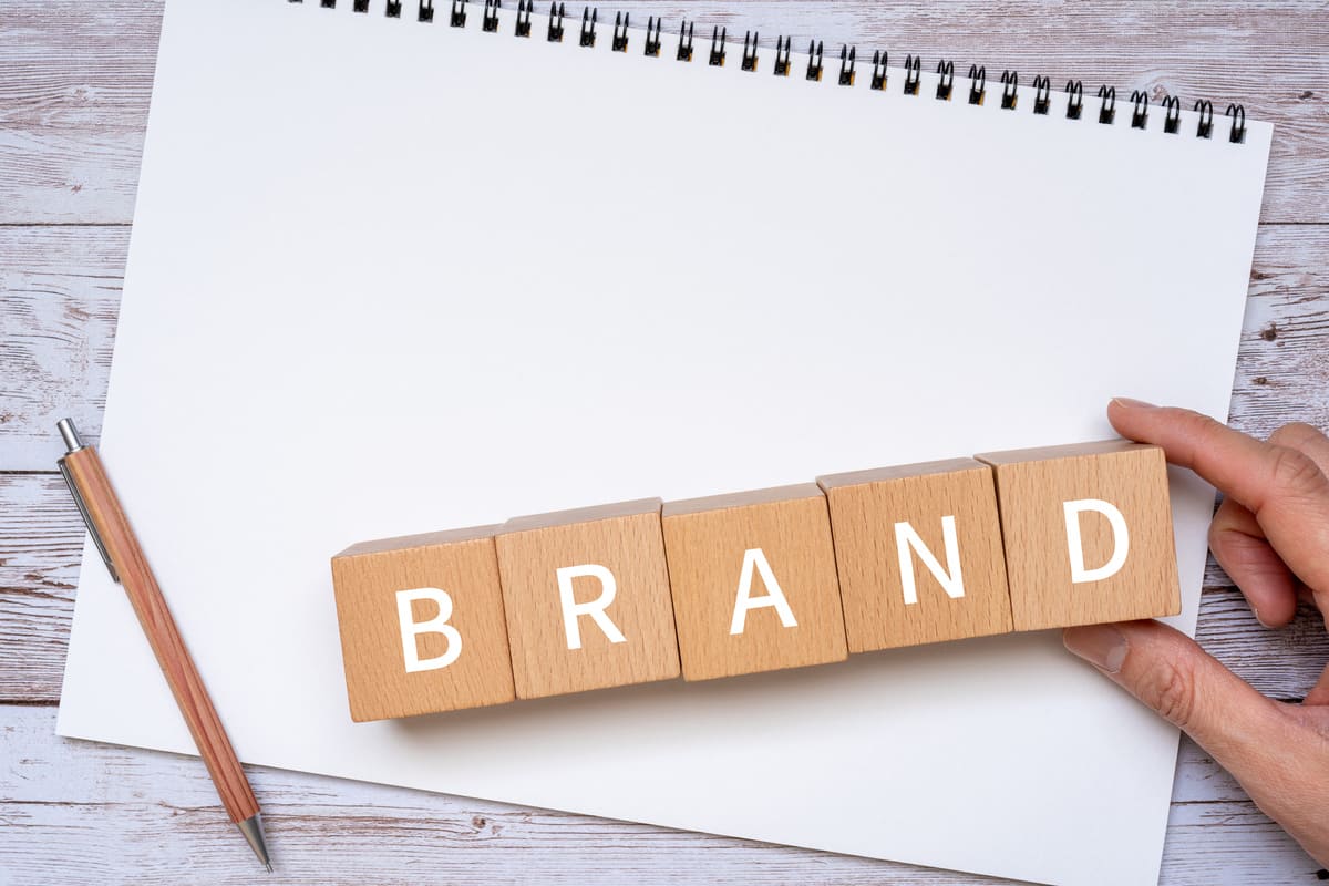 「BRAND」と書かれた積み木