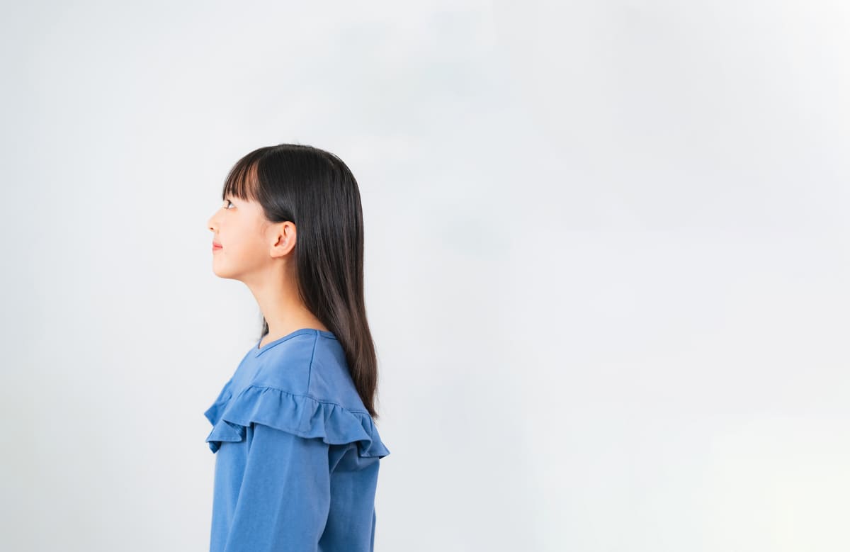 上を見上げる女の子の横顔