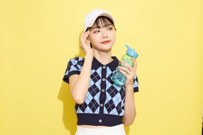 明るい背景でかわいいスポーツウェアを着た若い女性のポートレート