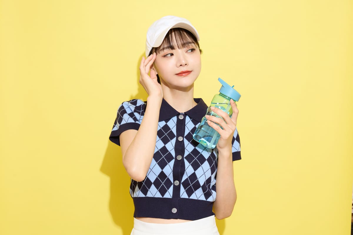 明るい背景でかわいいスポーツウェアを着た若い女性のポートレート