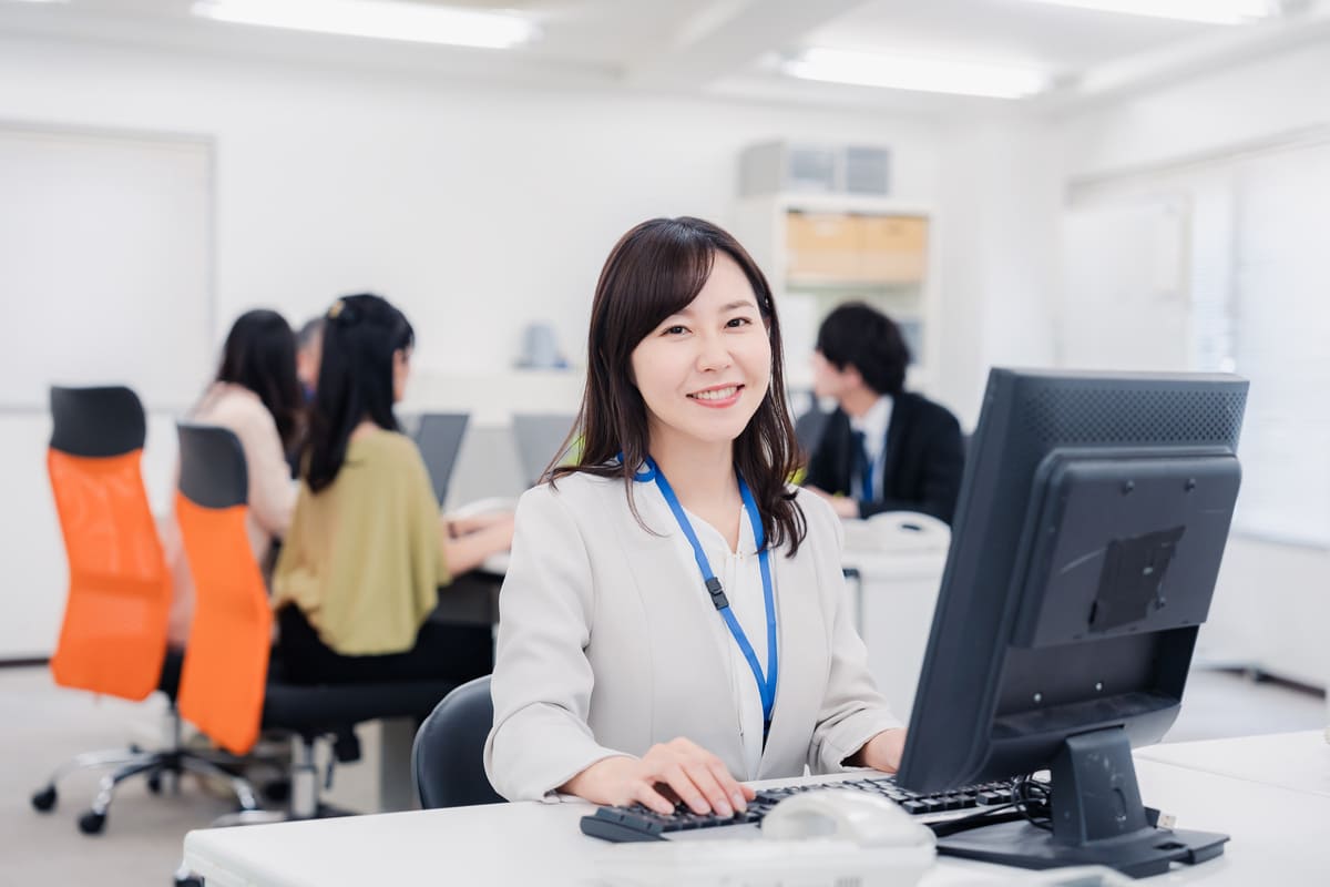 オフィスで楽しく働くビジネスパーソン